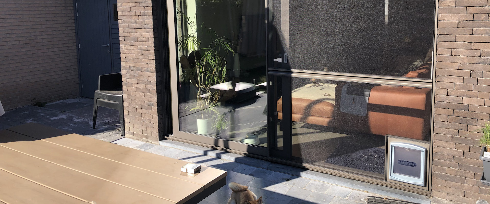 Schuifvliegendeur voor schuiframen met hondenluik in Antwerpen